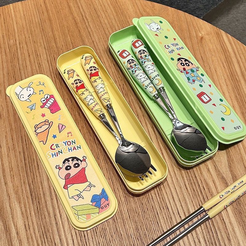 Cosplay Prop Kit - かわいいクレヨンしんちゃんステンレス鋼スプーンフォーク箸セットポータブル食器キット学生寮家庭用日常使用