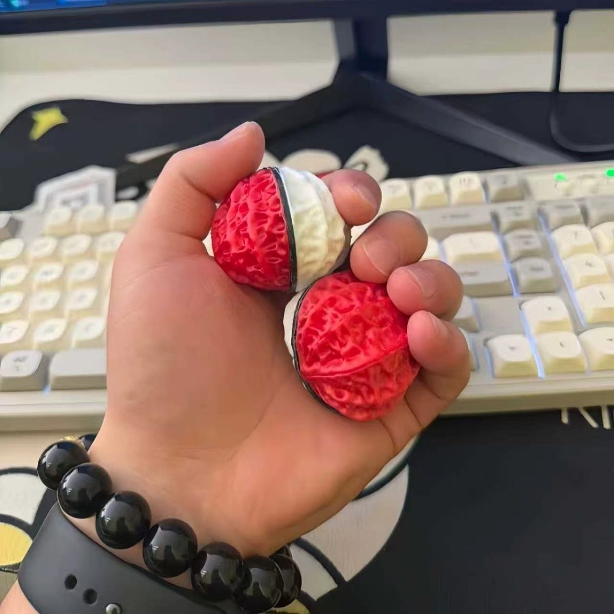 ポケモン ポケボール 3D ウォールナット レッドホワイト  - Pokeball Cosplay Prop のレビューと価格